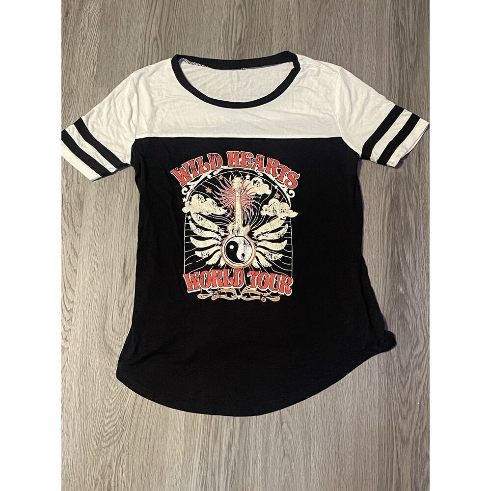 Vintage Y2K No Boundaries Women’s Graphic Tee Shirt 2000’s Wild Hearts small